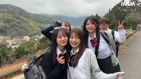 【電影シロウト-青春- deaa040 北岡果林, 花守夏歩, 西元めいさ, 青坂あおい】 仲良し美少女の修学旅行乱交パーティー! 10代グループのハーレムでナマSEXと中出しが連発!