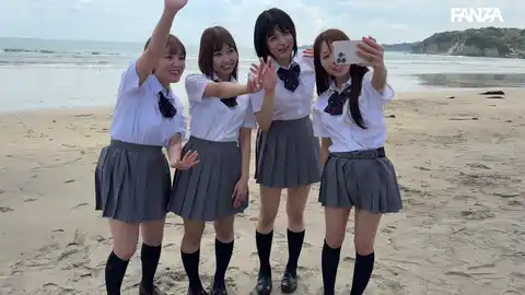 【電影シロウト deas079 小鈴みかん】 “美少女J系・こすずの真夏の海中出しFUCK! 修学旅行で制服姿の仲良し4人組が海を満喫!”