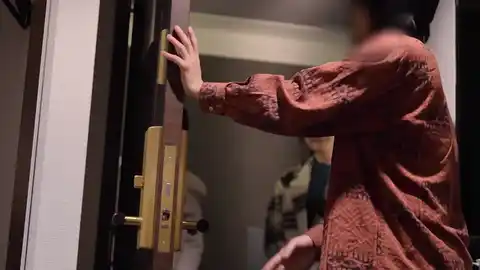 【しろうとまんまんW simw010 依本しおり, 本田もも】 ハイスペ美巨乳メンエス嬢×2と奇跡のぬるテカ3P! 出張メンズエステでやってきたダブル痴女セラピストの性感オイル責めにしっかり一発ヌかれたんだがwwたまらずこっそり3P交渉したらまさかのOK!? → 施術よりも激しすぎて精子枯渇不可避の欲求全開SEX【もも＆しおり】いわゆる「出張メンズエステ」
