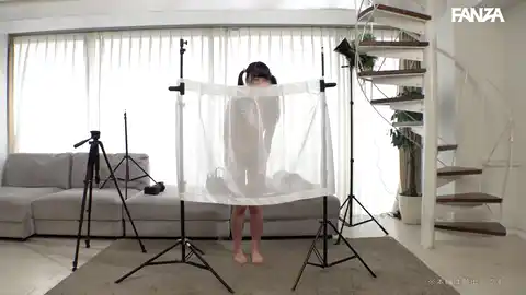 【素人ムクムク-夢中- smuc183 真宮しおり】 秘密の個人撮影会に招待された従順な少女が体験する制服コスプレの変身
